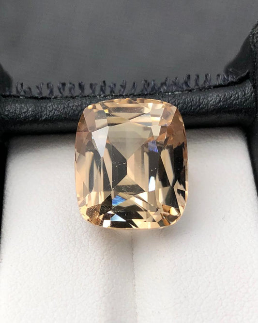 21.55 carats Topaz from Pakistan Loose Gemstone