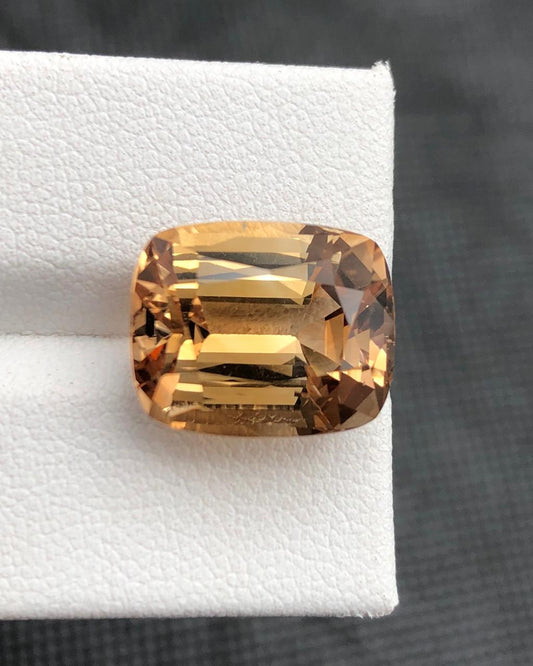 14.88 carats Topaz from Pakistan Loose Gemstone