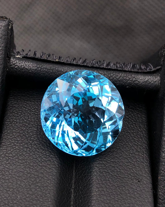 24.38 carats Swiss Topaz from Africa Loose Gemstone