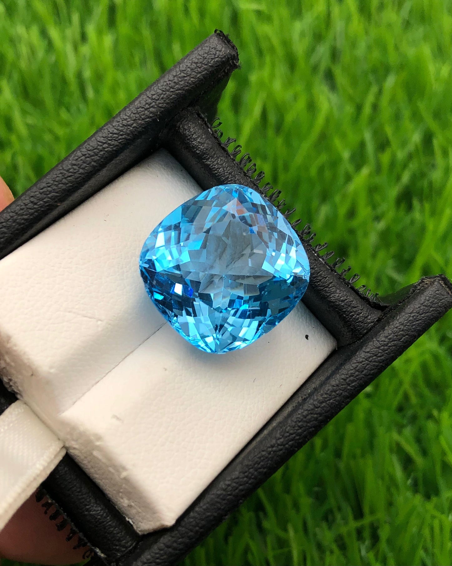 26.65 carats Swiss Topaz From Africa Loose Gemstone