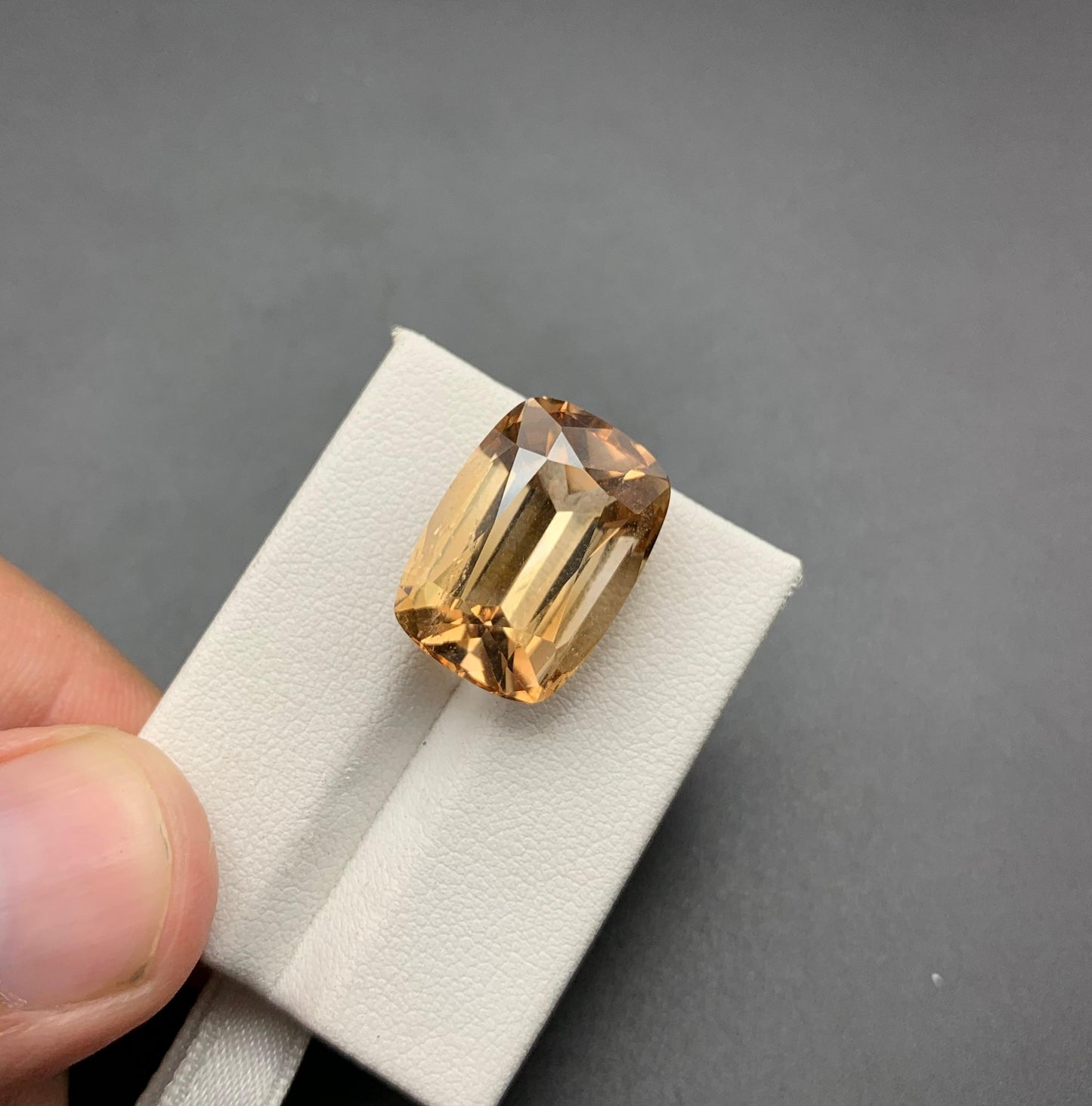 21.59 carats Topaz from Pakistan Loose Gemstone