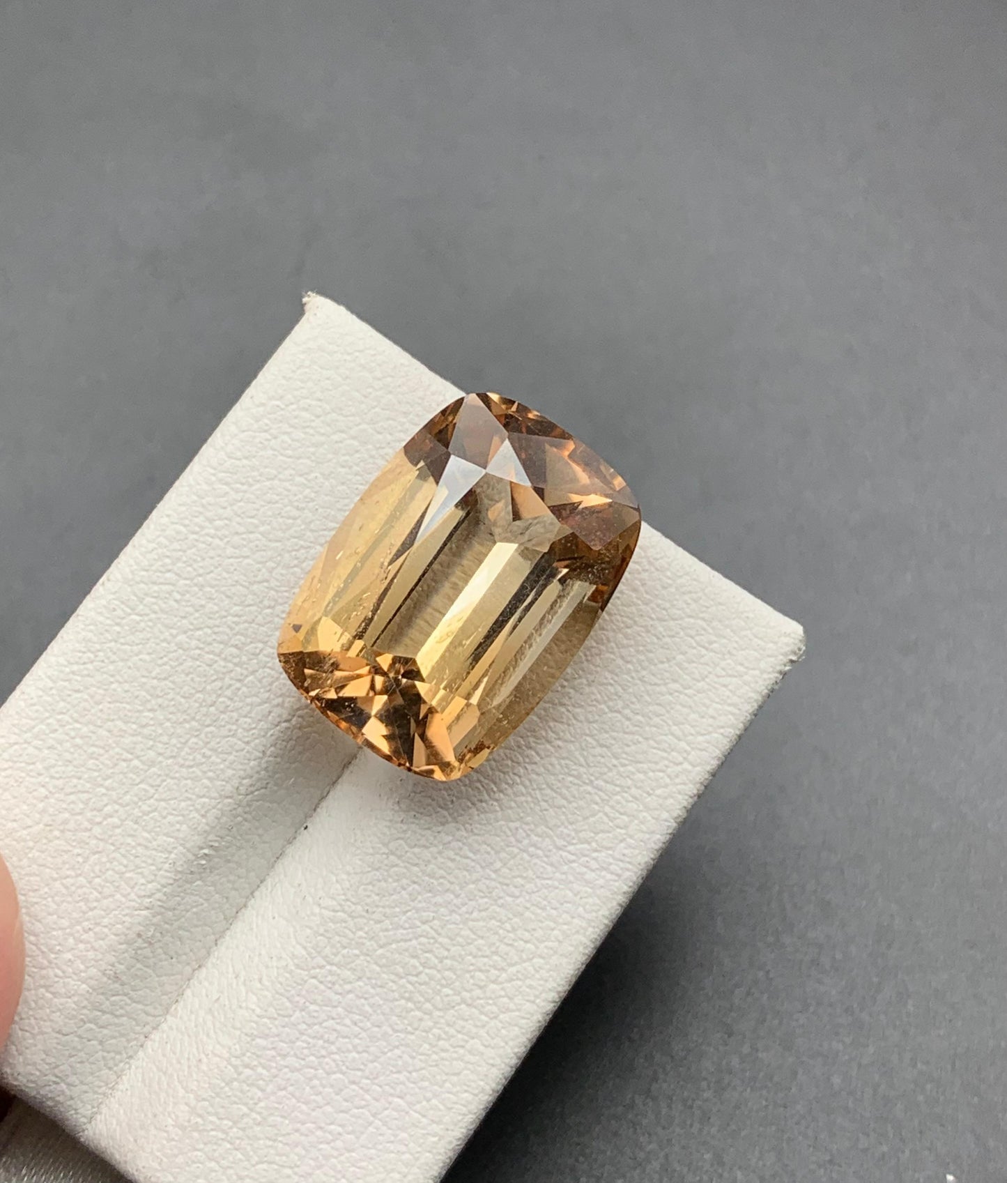 21.59 carats Topaz from Pakistan Loose Gemstone