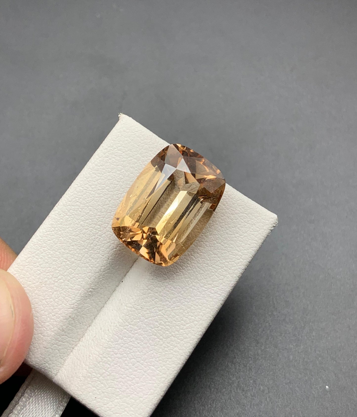 21.59 carats Topaz from Pakistan Loose Gemstone